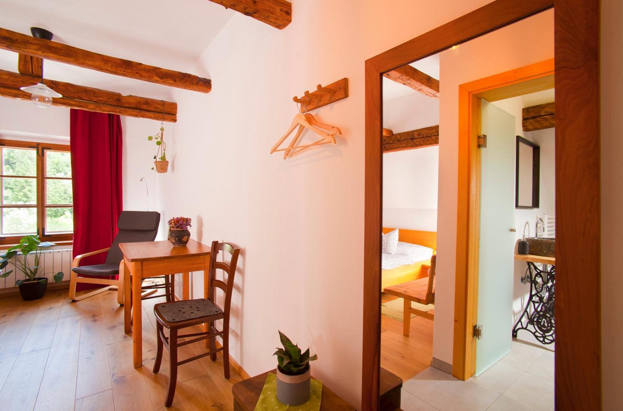 Juvanova Hisa - Apartments And Rooms Luce Екстер'єр фото